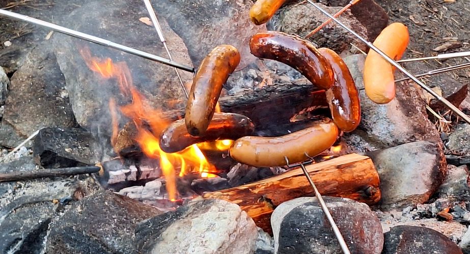 Worstjes boven het kampvuur